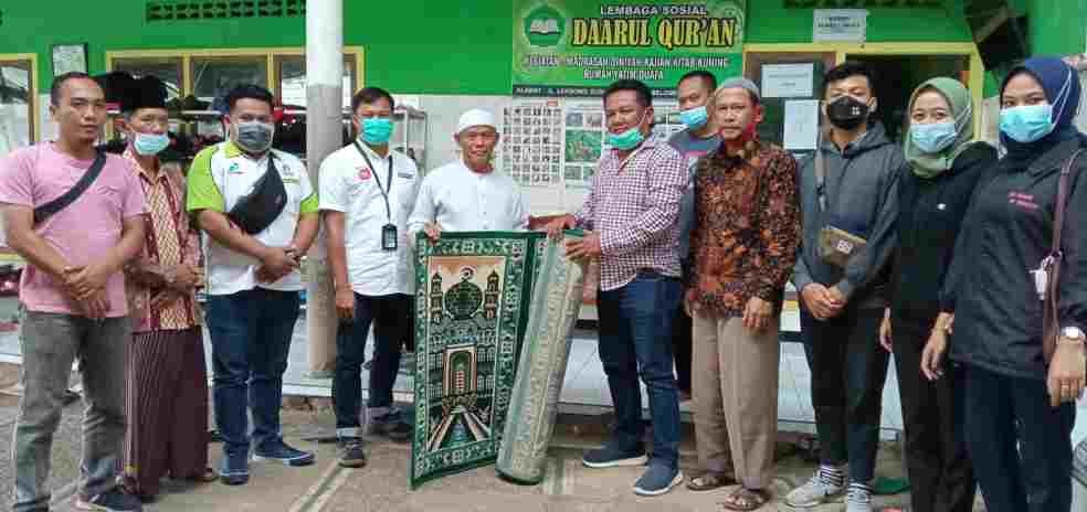 Ketua Katrako Grup saat menyalurkan bantuan karpet mushola kepada pengasuh PP Darul Qur