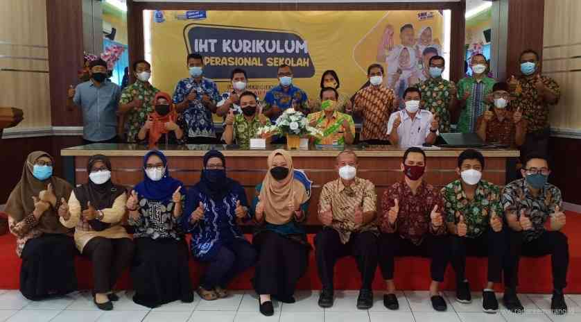 Kepala sekolah dan jajaran guru SMK Negeri 4 Semarang berfoto bersama usai mengikuti IHT kurikulum sekolah. (Istimewa)