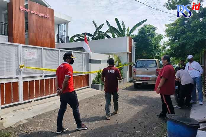 DISEGEL : Petugas Satpol PP Kota Semarang menyegel rumah kos Anugerah di Jalan Menjangan II Kelurahan Palebon, Pedurungan, kemarin. (ISTIMEWA)
