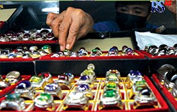 Penjual batu akik pamerkan koleksi batunya di Pasar Dargo, Semarang. (NUR CHAMIM/JAWA POS RADAR SEMARANG)