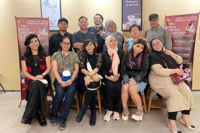 Sejumlah anggota Komunitas Tarot Semarang Reborn saat berkumpul di salah satu kegiatan. (Dok Komunitas Tarot Semarang Reborn)