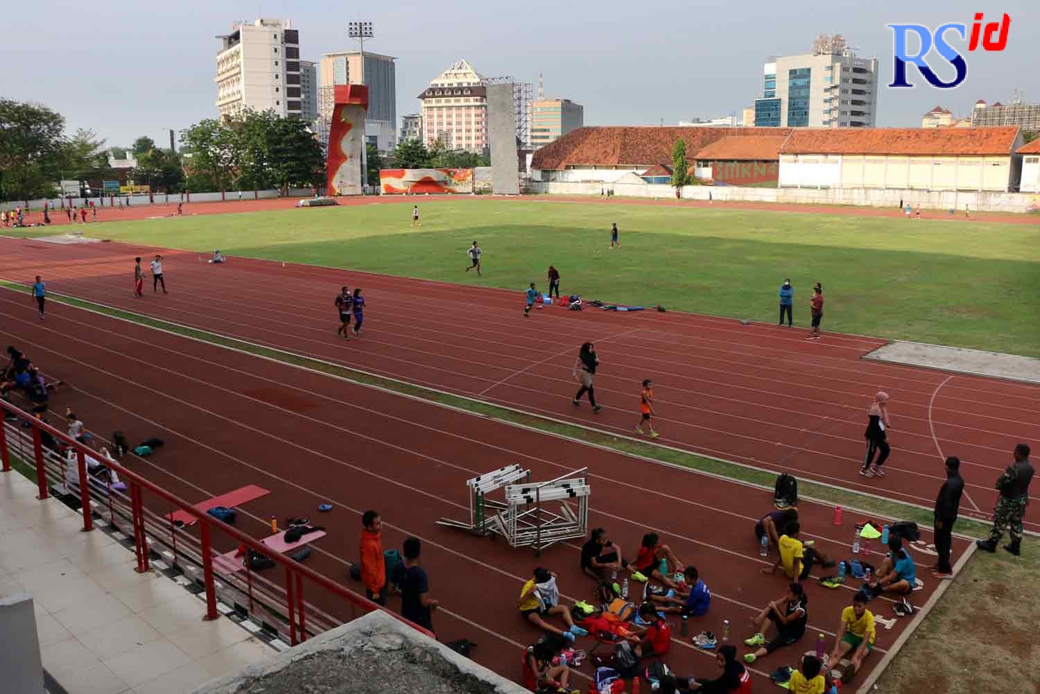 GOR Tri Lomba Juang Semarang mulai dibuka untuk umum. Namun syaratnya harus menunjukkan surat vaksin. (NUR CHAMIM/ JAWA POS RADAR SEMARANG)