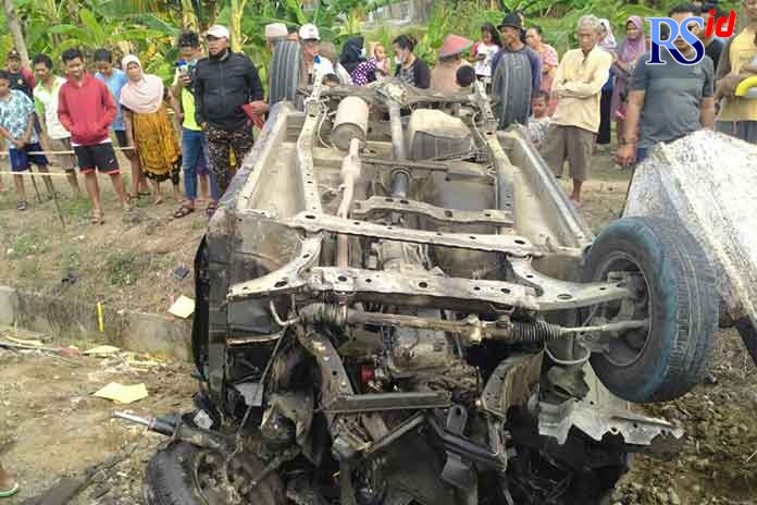 Petugas dan warga sekitar mendatangi lokasi kejadian mobil di tabrak kereta api di Karangawen. (wahibpribadi)