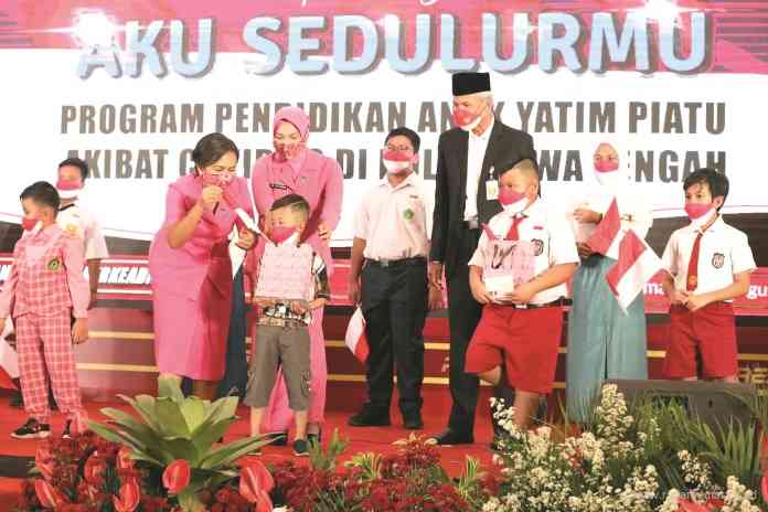 Ketua Umum Bhayangkari, Juliati Sigit Prabowo meluncurkan program Aku Sedulurmu di Hotel Patrajasa, Senin (16/8/2021). (TITIS ANIS FAUZIYAH/JAWA POS RADAR SEMARANG)