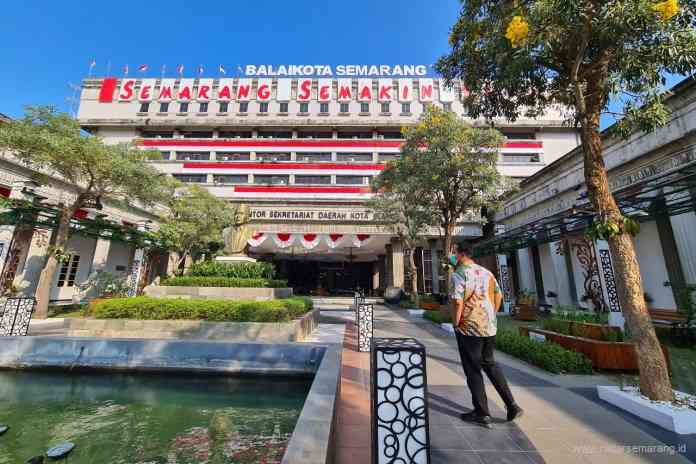 Wali Kota Semarang Hendrar Prihadi ketika melihat gedung Balai Kota Semarang yang dibalut dengan bendera merah putih berkuran besar. (Istimewa)