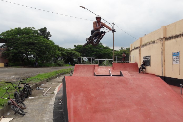 Anggota Kendal BMX menunjukkan kemampuan freestyle-nya. (DOKUMENTASI PRIBADI/ VANDY)