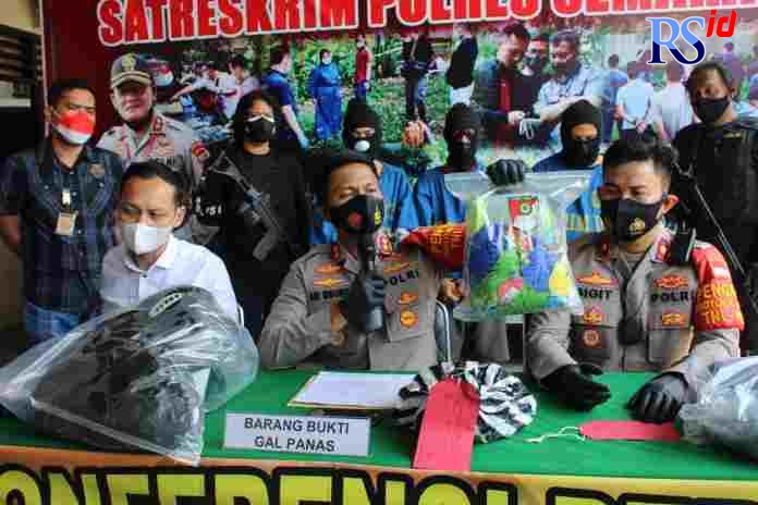 Kapolres Semarang tunjukan barang bukti saat menggelar konferensi pers di halaman Mapolres Semarang. Rabu (25/8/2021). (Maria Novena/Jawa Pos Radar Semarang)