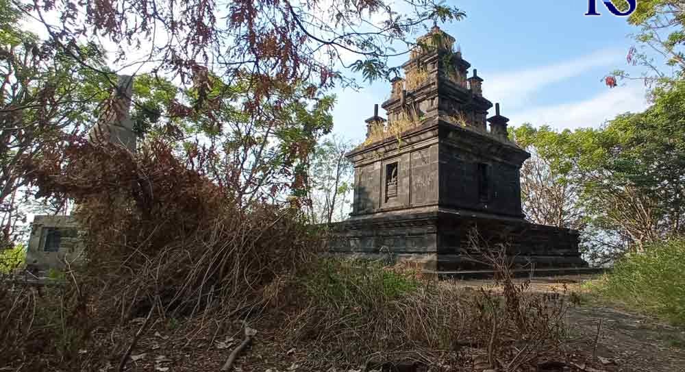 Kondisi situs Candi Tugu di Kelurahan Tugurejo, Kecamatan Tugu yang dikelilingi rumput liar Minggu (29/8/2021) ( DEVI KHOFIFATUR RIZQI/JAWA POS RADAR SEMARANG)
