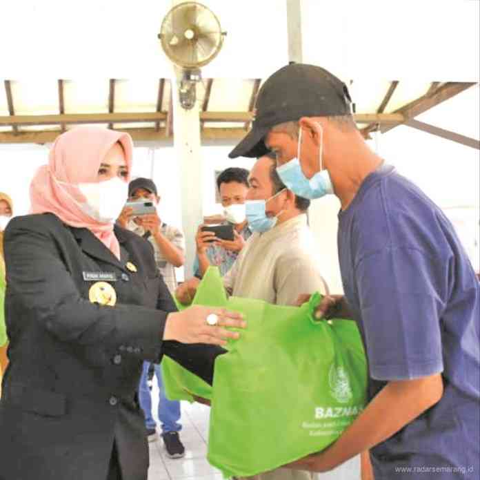 Bupati Pekalongan Fadia Arafiq saat menyerahkan bantuan dari Baznas kepada pedagang Kawasan Kuliner Gemek, Senin (9/8/2021). (Istimewa) 