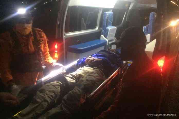 Korban laka lantas di Jalan Pattimura tepatnya di jembatan Balemong Ungaran Barat dievakuasi dan dibawa ke RSUD Ungaran, Rabu (11/8/2021) dini hari. (Istimewa)