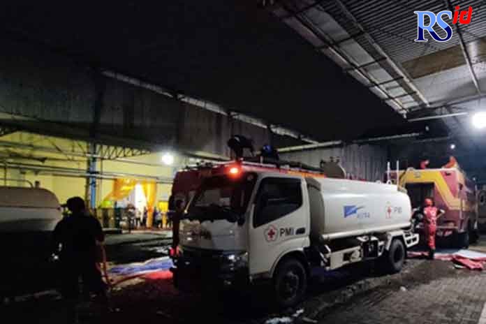 DIPADAMKAN: Petugas pemadam kebakaran memadamkan api di Pabrik Garudafood Pati, Minggu (22/8). (SATPOL PP FOR RADAR KUDUS)