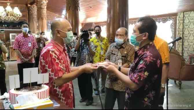 MESRA: Bupati Jepara Dian Kristiandi (kiri) menerima kue ulang tahun dari Edy Sujatmiko saat masih menjabat sekda Jepara. (DISKOMINFO JEPARA FOR RADAR KUDUS)