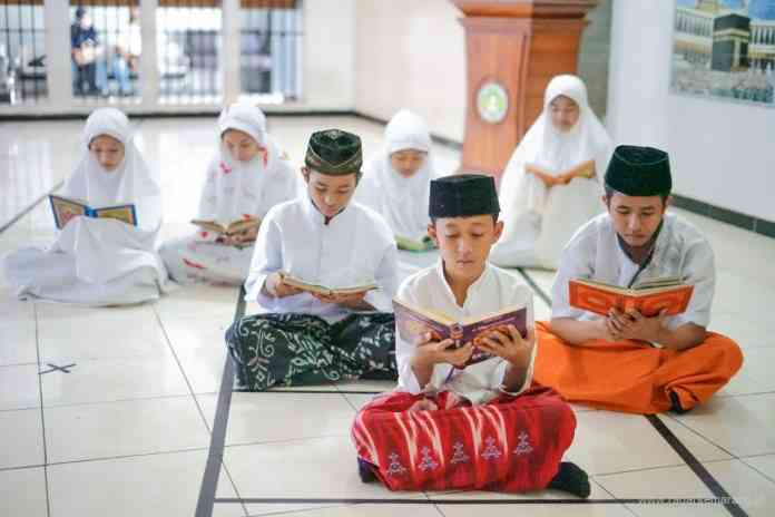 Aktivitas mengaji dan menghafal Alquran di SMP Teuku Umar sebelum masa pandemi Covid-19. (Istimewa)