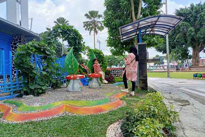 Masyarakat Kota Magelang sedang menikmati spot baru di taman kota Alun-alun Kota Magelang kemarin. Diharapkan dengan penambahan spot ini akan menarik minat pengunjung. (ROFIK SYARIF G P/JAWA POS RADAR SEMARANG)