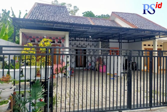 KOSONG: Rumah terduga pelaku arisan online di Kecamatan Cepu terlihat sepi karena ditinggal kabur pemiliknya kemarin. (SUBEKAN/RADAR KUDUS)