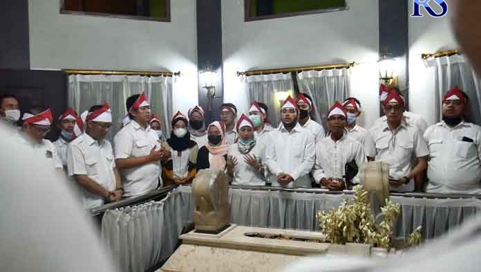 KHUSYUK : Staf dan karyawan PT Equityworld Futures Cabang Semarang menggelar tirakatan dengan berziarah ke 3 makam pejuang dan ulama yang tidak dimakamkan di Taman Makam Pahlawan.