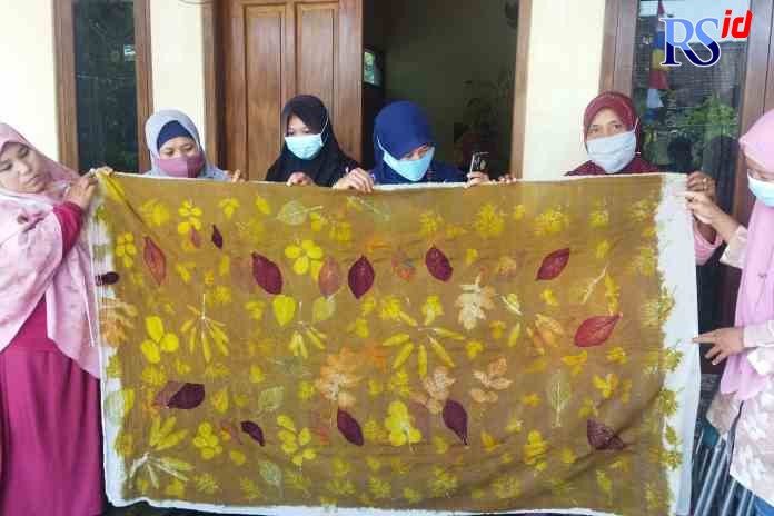 KREATIF: Ibu-ibu anggota KUP Corak Alam Ecoprint Desa Paremono, Kecamatan Mungkid, Kabupaten Magelang menunjukkan kain ecoprint. (RIRI RAHAYU/JAWA POS RADAR SEMARANG)