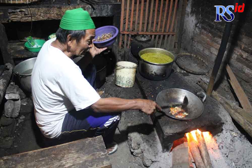 Pak Din memasak tongseng kepala dan kaki kambing menggunakan tungku kayu bakar. (RIRI RAHAYU/JAWA POS RADAR SEMARANG)