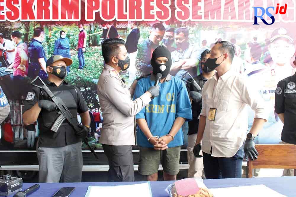 Kapolres Semarang AKBP Ari Wibowo menunjukkan barang bukti saat gelar perkara di halaman Mapolres Semarang, Selasa (7/9/2021). (Maria Novena/Jawa Pos Radar Semarang)