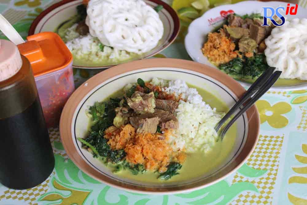 Soto gudangan makanan asal Ungaran yang selalu diserbu. Lokasinya di Jalan MT Haryono, Kecamatan Semarang Timur. (Maria Novena/Jawa Pos Radar Semarang)