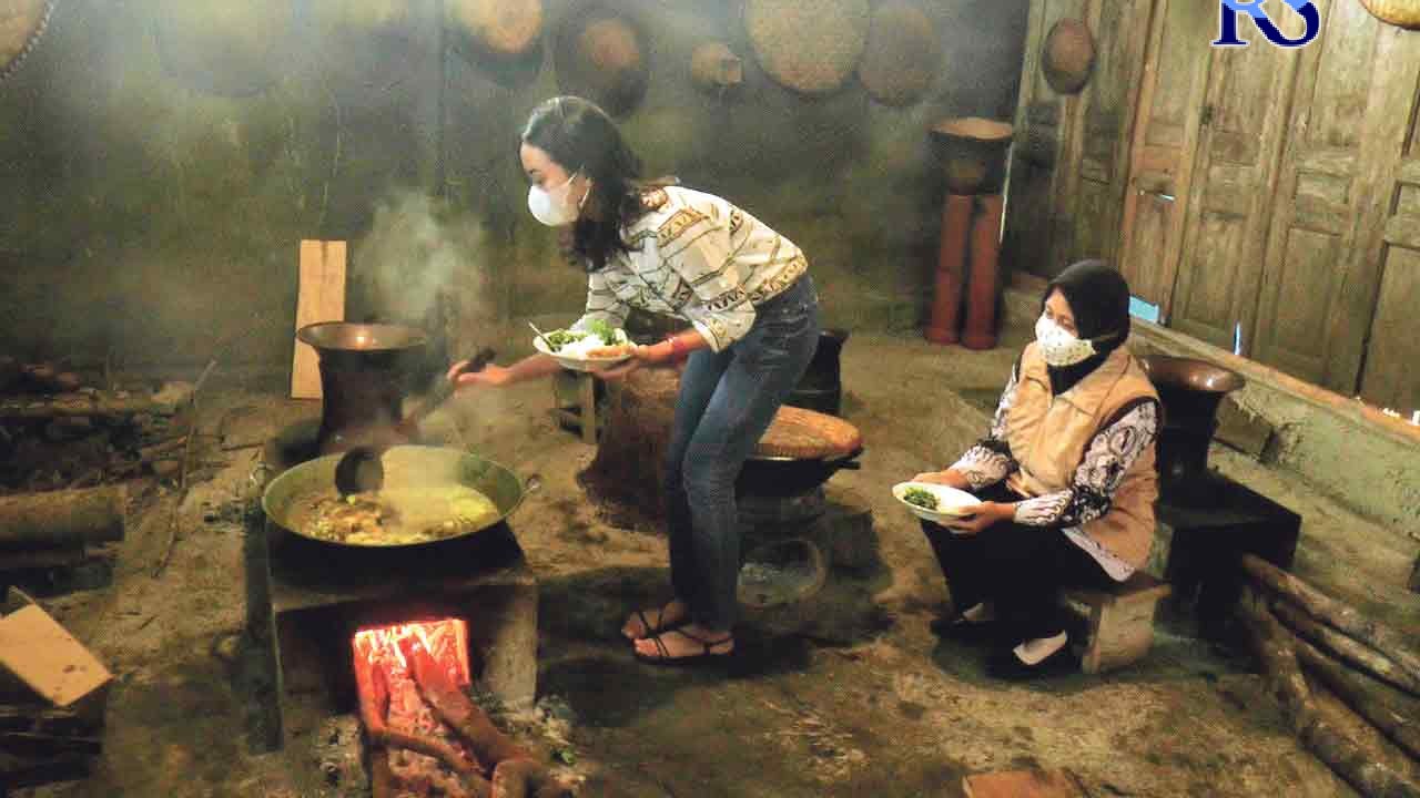 Pengunjung Warung Pojok Kebon sedang mengambil opor enthog langsung dari pawon yang apinya masih menyala. (ANANTA ERLANGGA MUSA / JAWA POS RADAR SEMARANG)