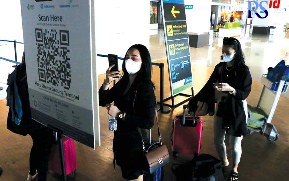 Para penumpang pesawat melakukan scan barkot PeduliLindungi saat boarding di Bandara Internasional A Yani Kota Semarang Kamis (16/9/2021). (NUR CHAMIM/ JAWA POS RADAR SEMARANG)