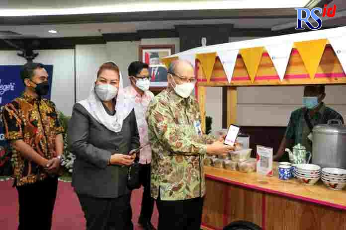 Kantor Perwakilan BI Jateng Pribadi Santoso didampingi Wakil Wali Kota Semarang Hj Hevearita G Rahayu menyerahkan bantuan kepada Sekretaris Apmiso Jateng, Cucuk Wahyudi di kantor BI Semarang Kamis (16/9/2021). (Istimewa)