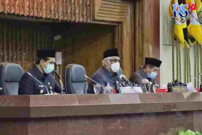 Wakil Ketua DPRD Jateng Quatly Abdulkadir Alkatiri dan Heri Pudyatmoko memimpin rapat paipuran DPRD Jateng yang dihadiri Wakil Gubernur (Wagub) Taj Yasin dalam rapat paripurna secara virtual, Jumat (10/9/2021). (Istimewa)