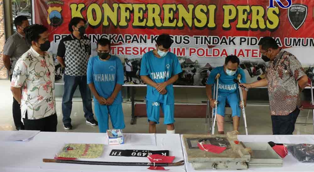 Tersangka Herman Siswanto, Slamet Daroni alias Gentho, dan Budi Suprayitno alias Cepon saat gelar perkara di Mako Direktorat Reserse Kriminal Umum (Ditreskrimum) Polda Jateng. (NUR CHAMIM/JAWA POS RADAR SEMARANG)