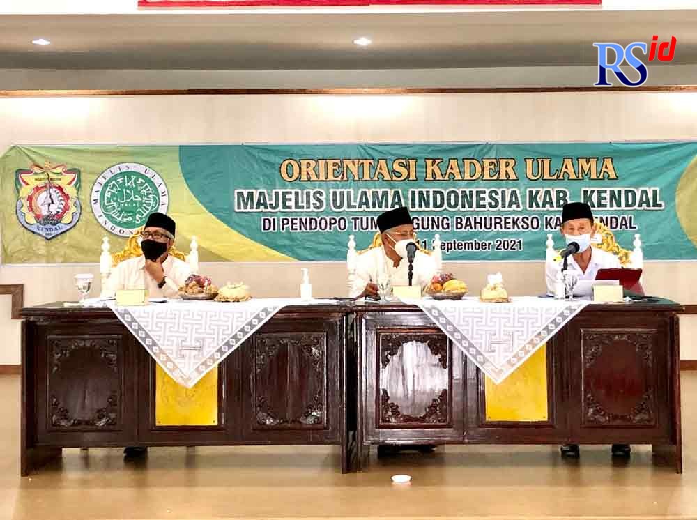 Dari kanan, Ketua MUI Jateng Dr KH Ahmad Daroji, Ketua Fuspaq Kendal KH Muhammad Mustamsikin dan Ketua MUI Kendal, KH Asroi Tohir saat Orientasi Kader Ulama di Pendopo Tumenggung Bahurekso. (BUDI SETIYAWAN/JAWA POS RADAR SEMARANG)
