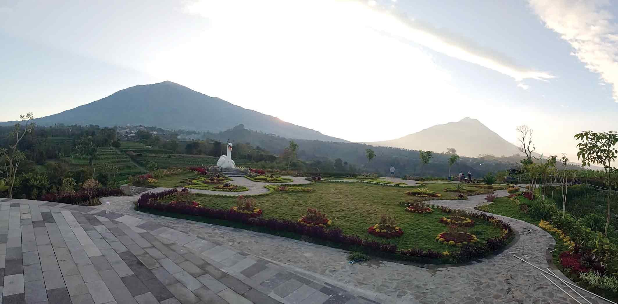 Suasana sejuk di Gunung Gupak dan pemandangan elok gunung di sekitarnya. (LUQMAN SULISTIYAWAN/JAWA POS RADAR SEMARANG)