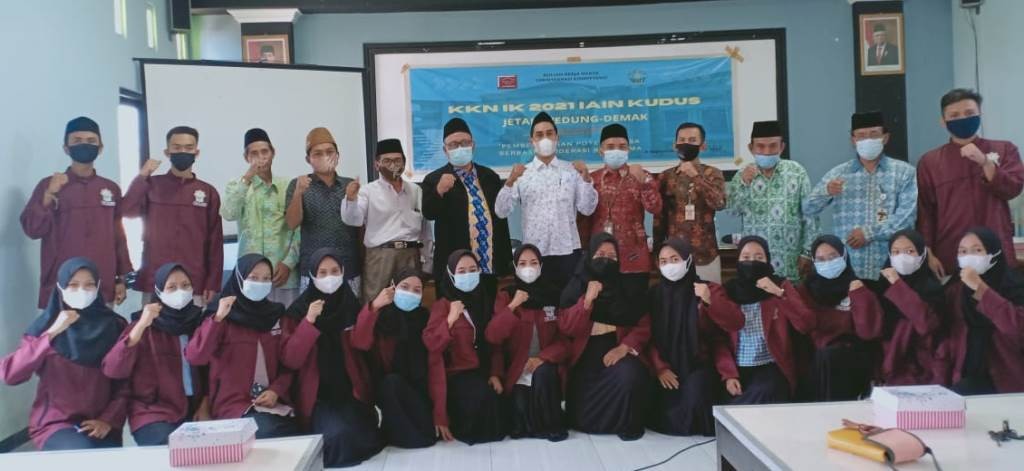 Dosen Pembimbing Lapangan (DPL) Manijo saat serah terima mahasiswa KKN di Desa Jetak, Kecamatan Wedung kemarin. (Wahib Pribadi/Jawa Pos Radar Semarang)