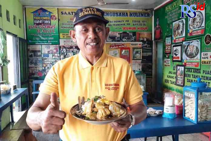 LEZAT : Slamet Riyanto alias Slamet Ragil menunjukkan menu kupat tahu gimbal dengan tambahan telur ceplok. (PUPUT PUSPITASARI/RADAR MAGELANG)