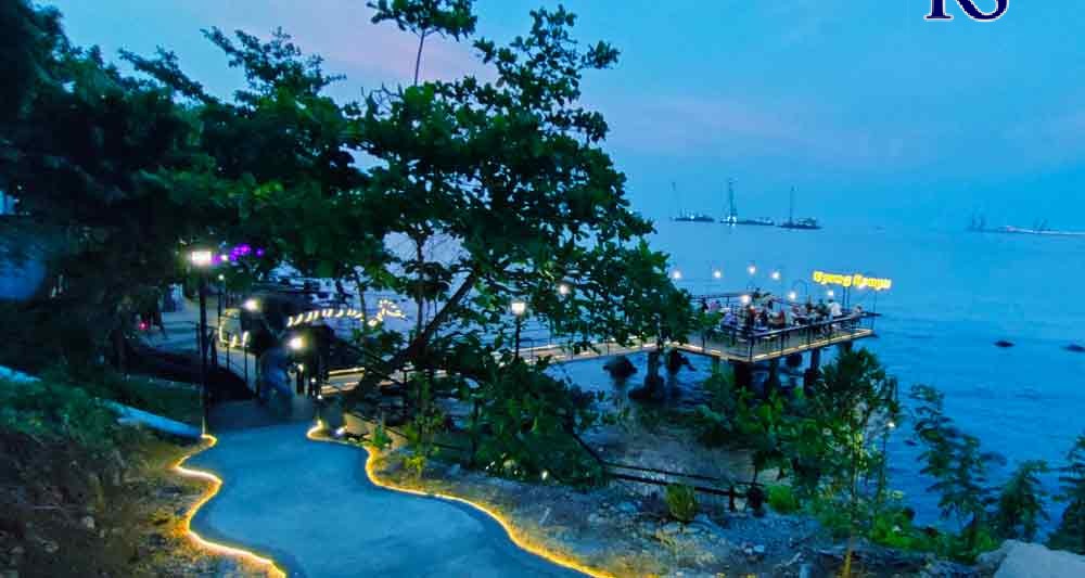 Pengunjung bersantai menikmati blue hour ditemani gemerlap lampu di dermaga Ujung Senja. (RIYAN FADLI/JAWA POS RADAR SEMARANG)