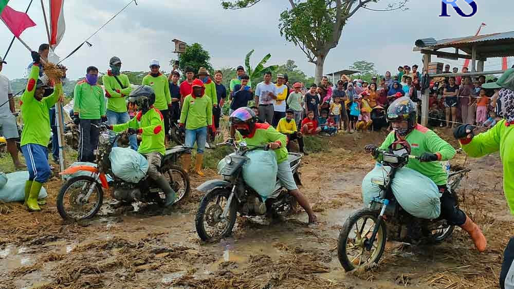 Peserta balapan ojek gabah memacu motornya di lintasan berlumpur. (RIYAN FADLI/JAWA POS RADAR SEMARANG)