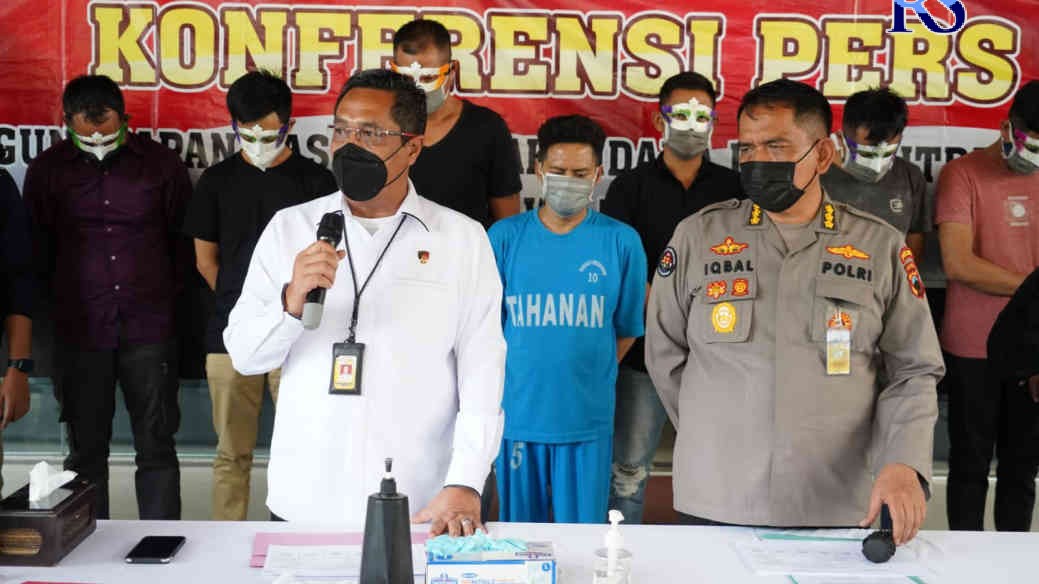 Polisi memberikan keterangan pers atas kasus pijat plus gay di Mapolda Jateng. (Istimewa)