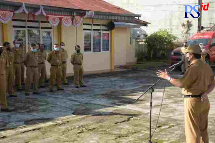 Bupati Afif Nurhidayat ketika memberi arahan dalam apel pagi di kantor Disnakertrans kemarin (1/9/2021). (Istimewa)