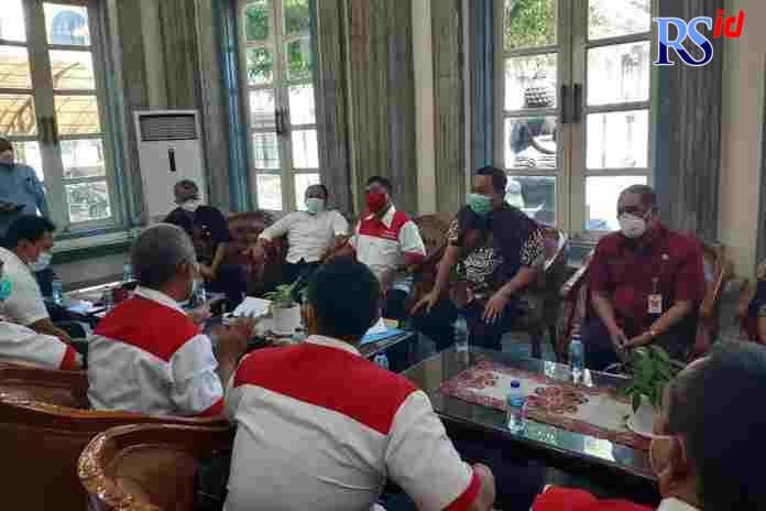 Perwakilan pedagang Pasar Johar melakukan audiensi dengan Wali Kota Semarang, Hendrar Prihadi di lobi VIP Kantor Wali Kota Semarang. (Adennyar Wycaksono/Jawa Pos Radar Semarang)