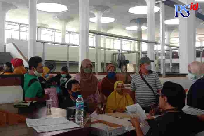 Pedagang yang sudah mendapatkan nomor lapak melakukan daftar ulang di Johar Tengah. (ANNISAA’ SALAS QURROTA A’YUN/JAWA POS RADAR SEMARANG)