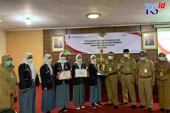 Bupati Semarang menyerahkan hadiah dan penghargaan kepada para pemenang di Kantor Barenlitbangda Senin (27/9/2021). (Maria Novena/Jawa Pos Radar Semarang)