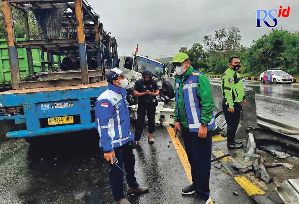 Truk nopol B 9445 UEJ yang dikemudikan Ade Wahyudin, 37, mengalami pecah ban di Jalan Tol turunan Tembalang KM 430, Kota Semarang, Selasa (14/9/2021). (M HARIYANTO/JAWA POS RADAR SEMARANG)