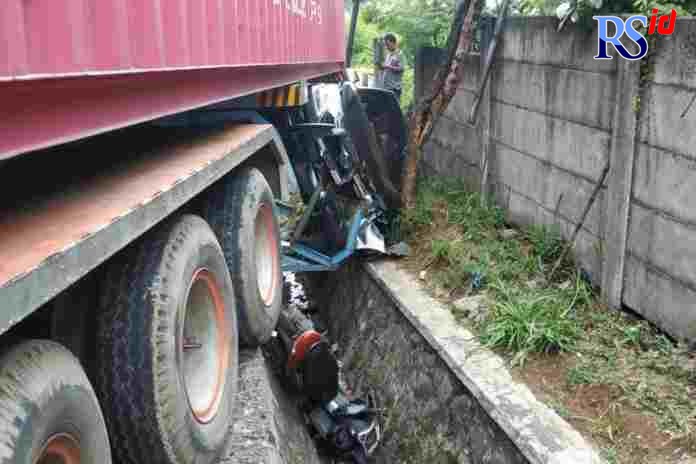 Tak kuat nanjak, truk kontainer nglondor, hantam xenia dan satu motor terjepit. Peristiwanya di kawasan Bergas, Selasa (28/9/2021). (Maria Novena/Jawa Pos Radar Semarang)