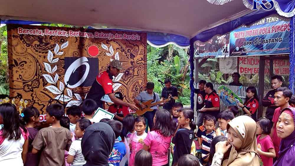 Oi Batang saat menggelar kegiatan di desa. (Istimewa)