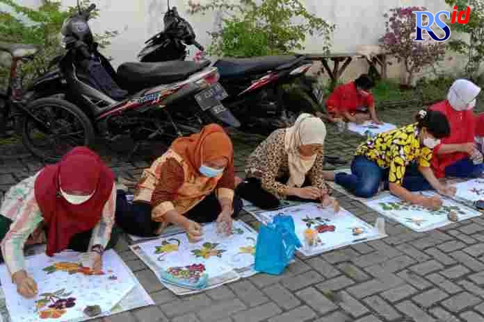 Anggota tim kelompok pembatik di Kampung Tematik Batik Durenan, Kelurahan Mangunharjo, Kecamatan Tembalang, melatih kaum perempuan di Kecamatan Genuk. (FIGUR RONGGO WASSALIM/JAWA POS RADAR SEMARANG)
