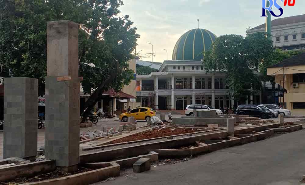 Pemkot Semarang kembali menata lingkungan balai kota. Kali ini membangun taman di depan gedung parkir. (ADENNYAR WYCAKSONO/JAWA POS RADAR SEMARANG)