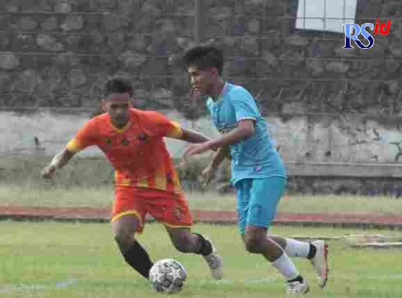 Aksi Pemain Persekap saat menghadang gerak pemain Persiku Kudus dalam laga uji coba di Stadion Widya Manggala Krida, Kabupaten Pekalongan, Sabtu (11/9/2021). (Istimewa)