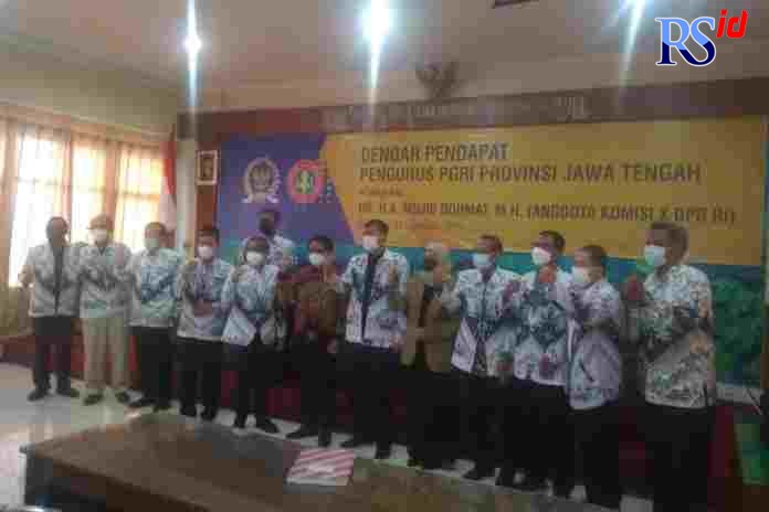 Anggota Komisi X DPR RI H. A. Mujib Rohmat bersama pengurus Pengurus PGRI Jateng berfoto dalam kegiatan dengar pendapat pengurus PGRI Jateng Kamis (23/9/2021) di Gedung PGRI Jawa Tengah. (ADIT BAMBANG SETYAWAN/ JAWA POS RADAR SEMARANG)
