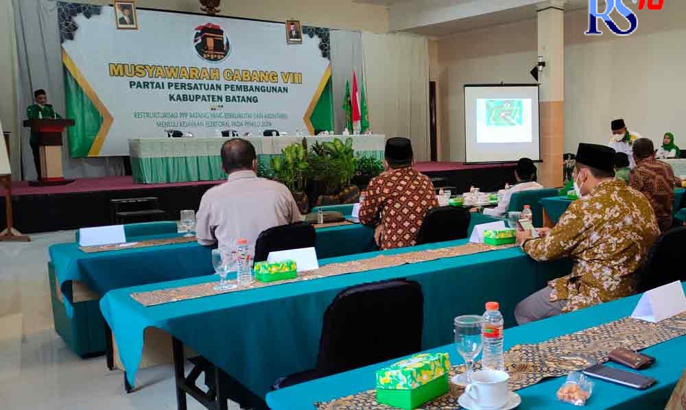 Ketua DPC PPP Kabupaten Batang Nur Faizin saat memberikan sambutan di Muscab VIII PPP Kabupaten Batang Minggu (19/9/2021). (RIYAN FADLI/JAWA POS RADAR SEMARANG)