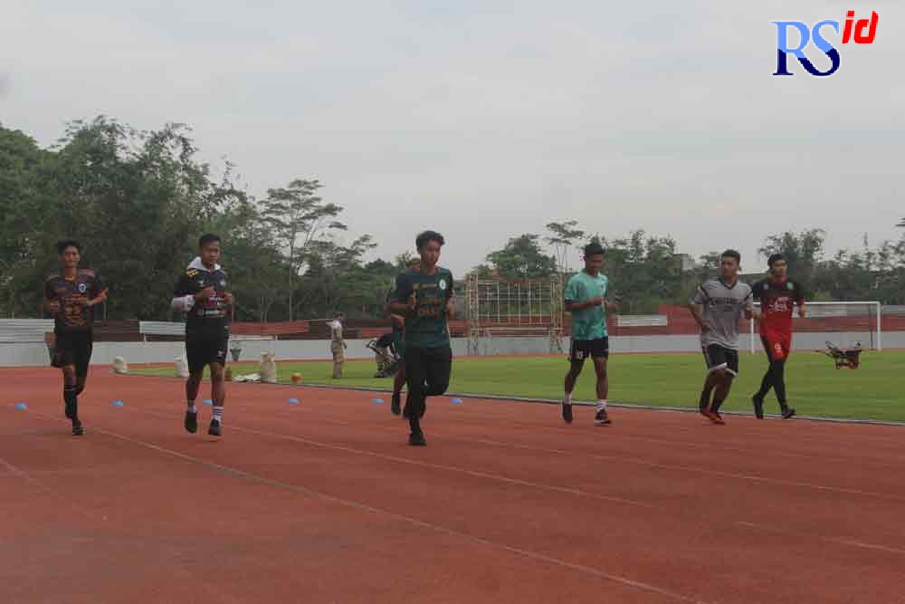 Pemain PPSM Sakti Magelang lakukan tes fisik di Stadion Moch. Soebroto Kota Magelang Selasa (21/9/2021). (ROFIK SYARIF G P/JAWA POS RADAR SEMARANG)