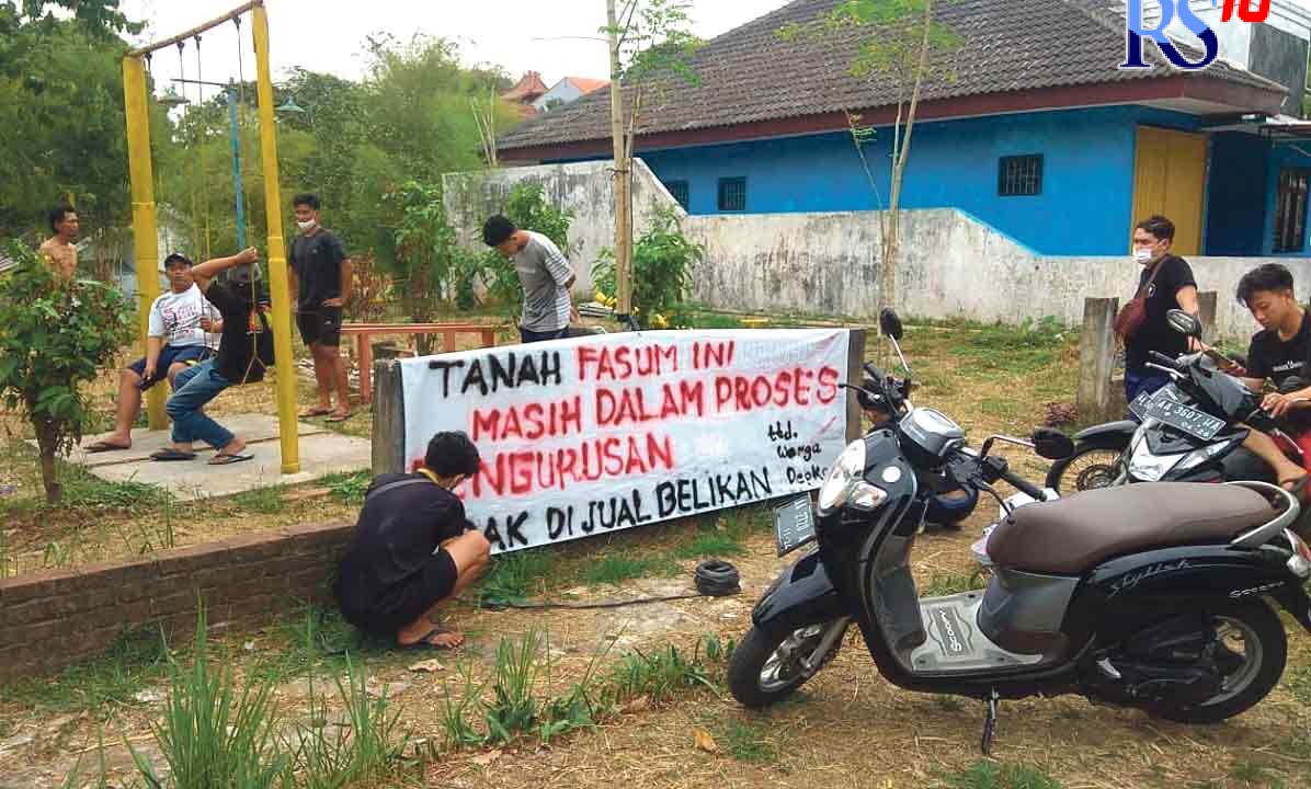 Warga Perumahan Depkes, Kramat Utama memasang banner di tanah fasilitas umum. (Istimewa)